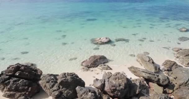 Kamenná Formace Lemovala Pláži Kameny Krásný Bílý Písek Čistou Vodou — Stock video
