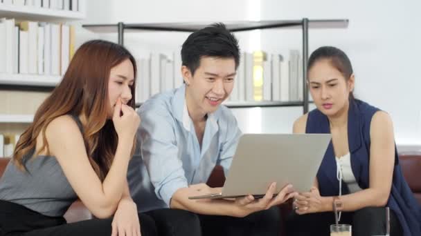 Азійська Бізнес Група Яка Використовує Ноутбук Почувається Розчарованою Через Проблеми — стокове відео