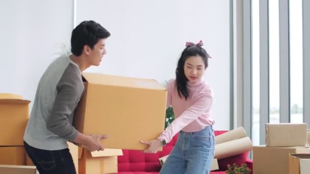 Pareja Asiática Llevando Gran Caja Cartón Casa Nueva Mudanza Casa — Vídeo de stock