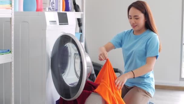 Asian Young Woman Homely Clothes Sitting Front Washing Machine She — ストック動画