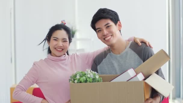 Retrato Feliz Pareja Asiática Día Mudanza Casa Nueva Sonriente Hombre — Vídeo de stock