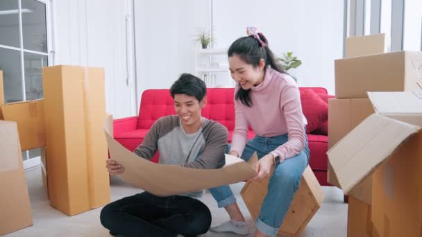 Feliz Casal Asiático Planejando Decoração Mudar Para Casa Sentado Chão — Vídeo de Stock