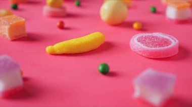Lolipop şekerlemeleri ve tatlı şeker jölesi çok renkli arka plan, renkli tatlılar ve lezzetli kavram..