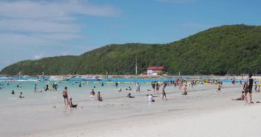 Turistler, Tayland 'ın Pattaya Chonburi kentindeki en ünlü Pattaya adası olan Koh Larn adasının beyaz kumsalında eğleniyorlar..