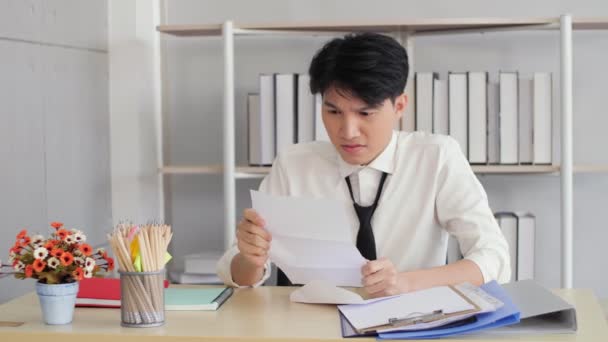 Zangado Estressado Empresário Asiático Lendo Más Notícias Carta Correio Homem — Vídeo de Stock