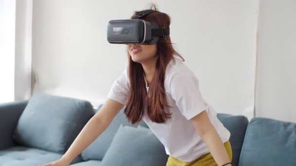 Excitada Jovem Asiático Mulher Gamer Vestindo Realidade Virtual Divertindo Jogar — Vídeo de Stock