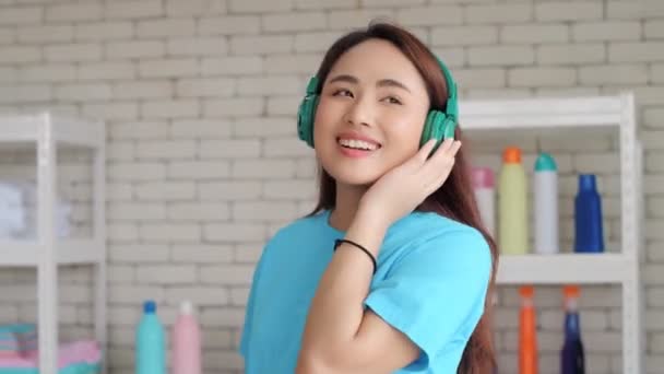 Młoda Azjatka Słucha Muzyki Słuchawkach Odkurzaczu Domu Jest Szczęśliwa Radosna — Wideo stockowe