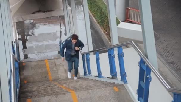 Genç Asyalı Adam Toplanmak Için Merdivenleri Çıkıyor Yağmurlu Bir Günde — Stok video