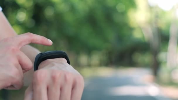 Koşucu Akıllı Saat Zamanlayıcısını Çalıştırıyor Halka Açık Yeşil Parkta Kapalı — Stok video