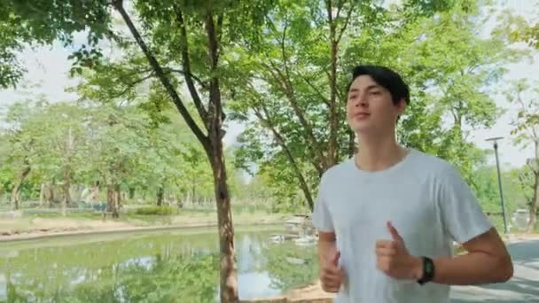 Parkta Mutlu Sağlıklı Bir Şekilde Koşan Asyalı Bir Adam Şehrin — Stok video