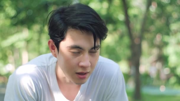 Tânăr Asiatic Portiv Alergând Îndoindu Pentru Respira Bărbat Respiră Puternic — Videoclip de stoc