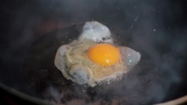 Stekta Ägg Varm Kastrull Ägget Faller Ner Stekpannan Långsamma Rörelser — Stockvideo