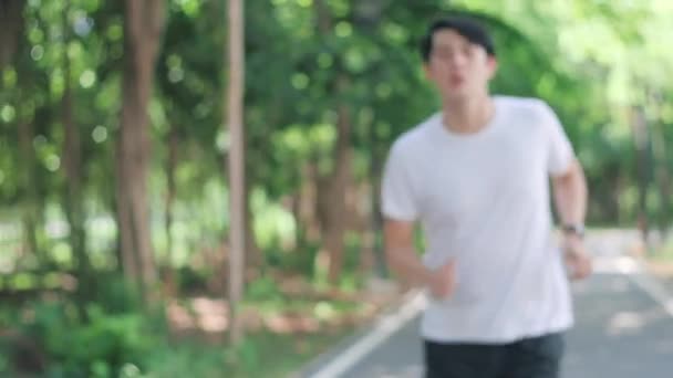 Sportovní Mladý Asijský Muž Dokončovací Běh Ohýbání Chytit Dech — Stock video