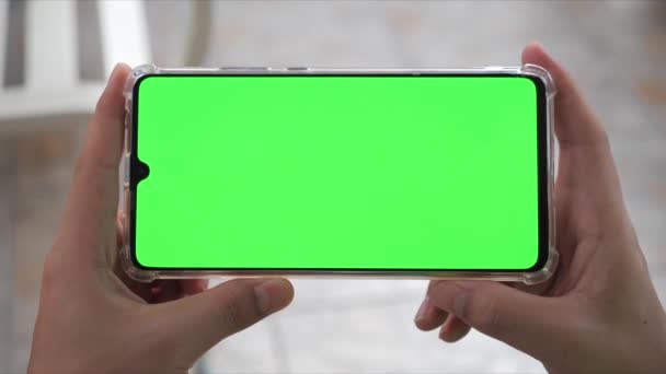 Närbild Horisontella Händer Håller Smartphone Med Grön Skärm Grön Skärm — Stockvideo