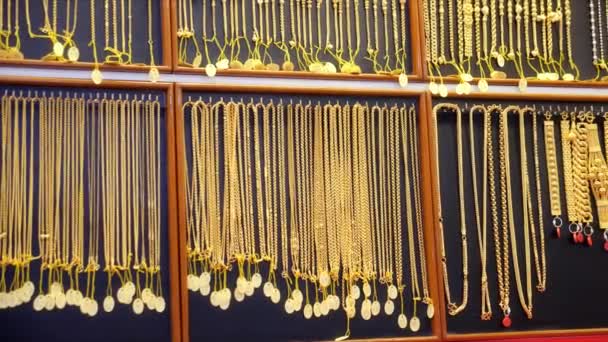 Halskette Großaufnahme Regal Goldladen Goldketten Schaufenster Des Schmuckgeschäfts — Stockvideo