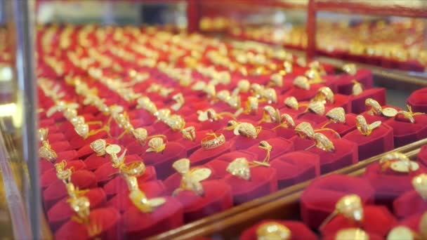 市场上销售的红色天鹅绒托盘中的金戒指 — 图库视频影像
