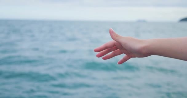 Ручной Трогательный Ветер Морской Воде Турист Наслаждается Поездкой Лодке Морскому — стоковое видео