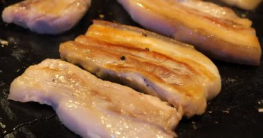 Izgarada kızartılmış ızgara domuz eti.