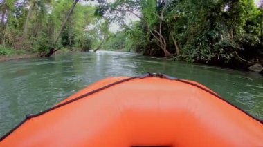 Bahar zamanı orman nehrinde rafting, doğada seyahat..