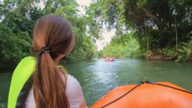 Bahar zamanı orman nehrinde rafting, doğada seyahat..