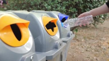 Elinizi kapatın ve boş plastik şişeyi güvenli bir ortama atmak için çöp kutusuna atın..