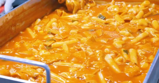 Pastel Arroz Picante Comida Coreana Tokbokki Una Popular Comida Callejera — Vídeo de stock