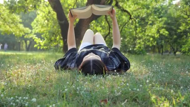 Woman Relaxes Reading Book Green Park Relaxation Activity Lifestyle Concept — Stock Video