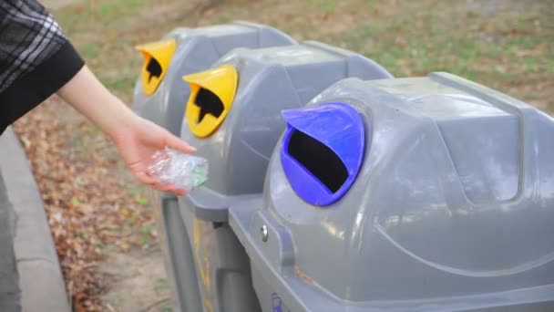 Hand Wirft Leere Plastikflasche Den Papierkorb Mülltrennung Bevor Sie Die — Stockvideo