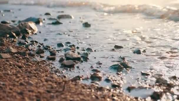 Rallentatore Sabbia Ciottolosa Spiaggia Con Bagliore Solare — Video Stock