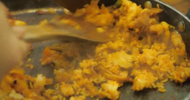 手料理韓国の辛い炒めご飯と辛い韓国のソース 韓国の伝統料理のスローモーション — ストック動画
