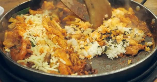 Χειροποίητο Κορεάτικο Πικάντικο Ανακατεύετε Τηγανητό Ρύζι Και Πικάντικη Κορεάτικη Σάλτσα — Αρχείο Βίντεο