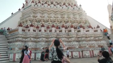 Asya Tapınağı Wat Arun 'daki turistler. Wat Arun, Bangkok Tayland 'da ünlü bir Budist tapınağıdır..