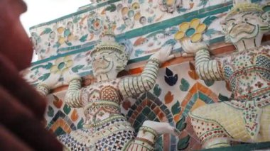 Geleneksel Tayland edebiyatı Wat Arun 'daki üssün etrafındaki dev heykel Bangkok Tayland' daki ünlü Budist tapınağıdır..
