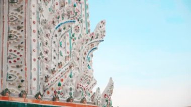 Bangkok, Tayland 'daki Wat Arun' da geleneksel duvar detaylarını yonttum. Wat Arun, Bangkok Tayland 'da ünlü bir Budist tapınağıdır..