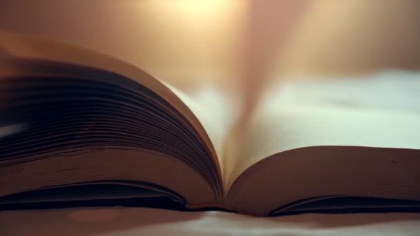 Kitap Sayfaları Rüzgarla Dönüyor Kitap Gizemlerle Dolu — Stok video