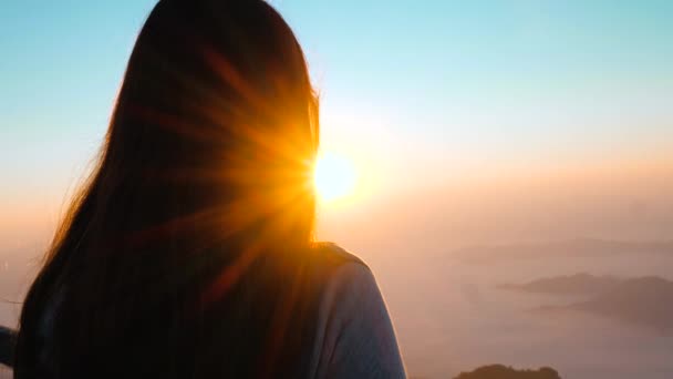 希望の女性山の夕日を見て 夢の少女を感じやる気のシルエット地平線で希望を見て — ストック動画
