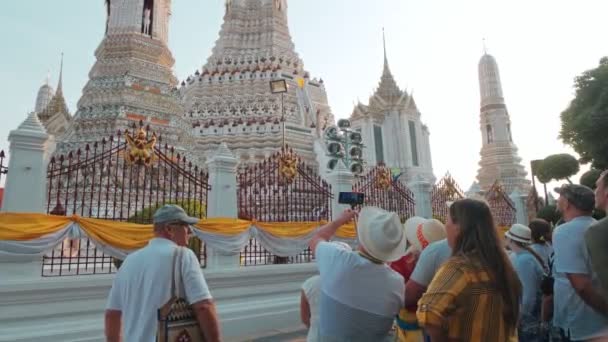 Turister Asiatiska Templet Wat Arun Wat Arun Känt Buddhistiskt Tempel — Stockvideo