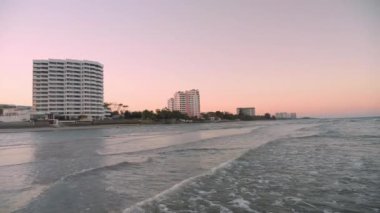 Alacakaranlıktaki Hua Hin Tayland Sahili manzarası. Akşamın altındaki Hua Hin 'deki güzel kumsal. Tayland 'ın en popüler plajlarından biri..