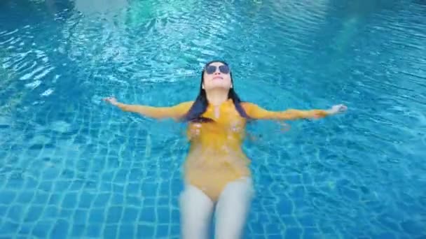 Mulher Asiática Relaxante Amarelo Maiô Costas Piscina Resort — Vídeo de Stock