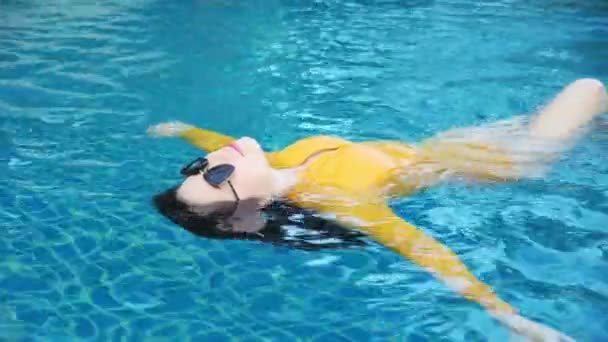Mulher Asiática Relaxante Nadadores Amarelos Costas Piscina Relaxando Resort — Vídeo de Stock
