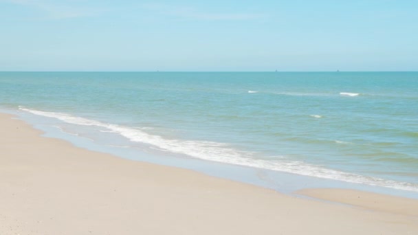 Lege Zee Strand Blauwe Lucht Heldere Achtergrond Frisse Zonnige Dag — Stockvideo