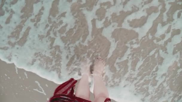Sahilde Ayakta Duran Bir Kadının Bacakları Deniz Dalgası Tarafından Vuruluyor — Stok video