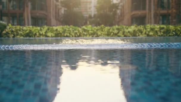Close Zwembad Met Wazig Resort Achtergrond — Stockvideo