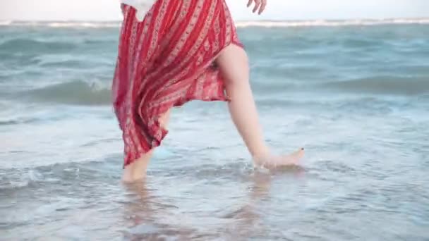 Női Lábak Hosszú Ruhát Visel Séta Strandon Sekély Vízben — Stock videók