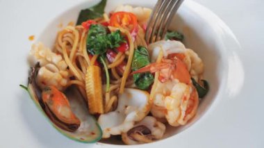 Fırında kızartılmış baharatlı deniz ürünleri spagettisi.