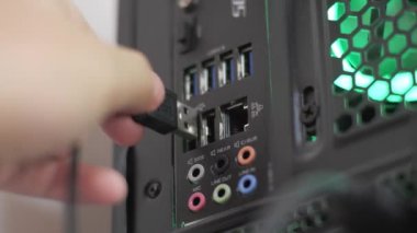 Bilgisayarda USB çubuğu 3.0 ile el bağlantısı verilerini kapat