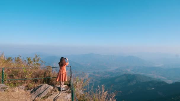 Vista Trasera Mujer Tomar Foto Roca Cima Colina Mientras Mira — Vídeo de stock