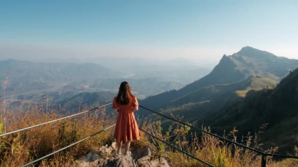 Mujer Cima Naturaleza Montaña Disfrutando Viajes Vacaciones Chiang Rai Tailandia — Vídeo de stock