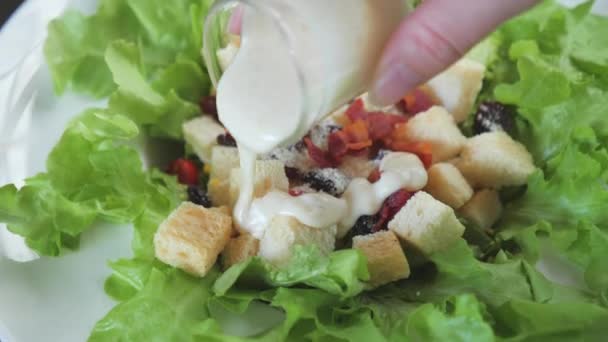 Gros Plan Verser Sauce Crémeuse Sur Salade César Aux Légumes — Video