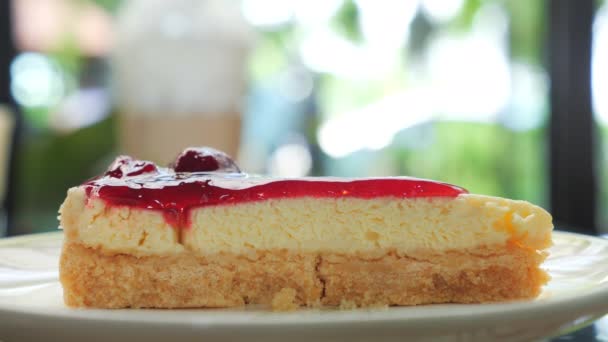 Pedazo Pastel Queso Arándano Plato Con Fondo Borroso Café Verde — Vídeos de Stock